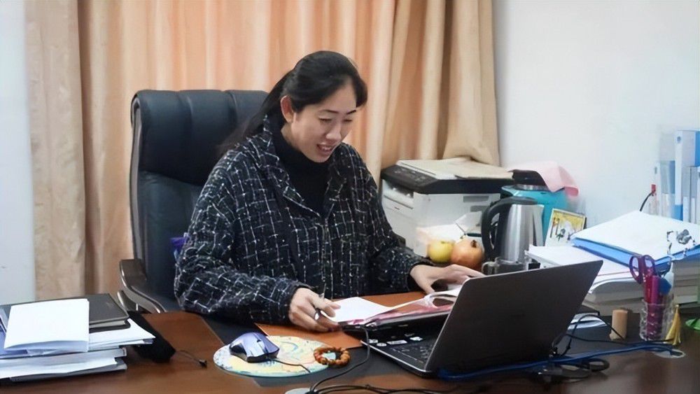 杨华明应了一声，上前来抢下刘氏怀里的三丫头。